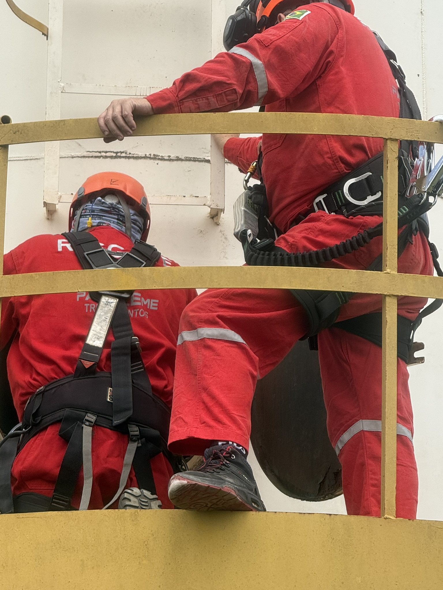 Profissionais em treinamento de espaço confinado