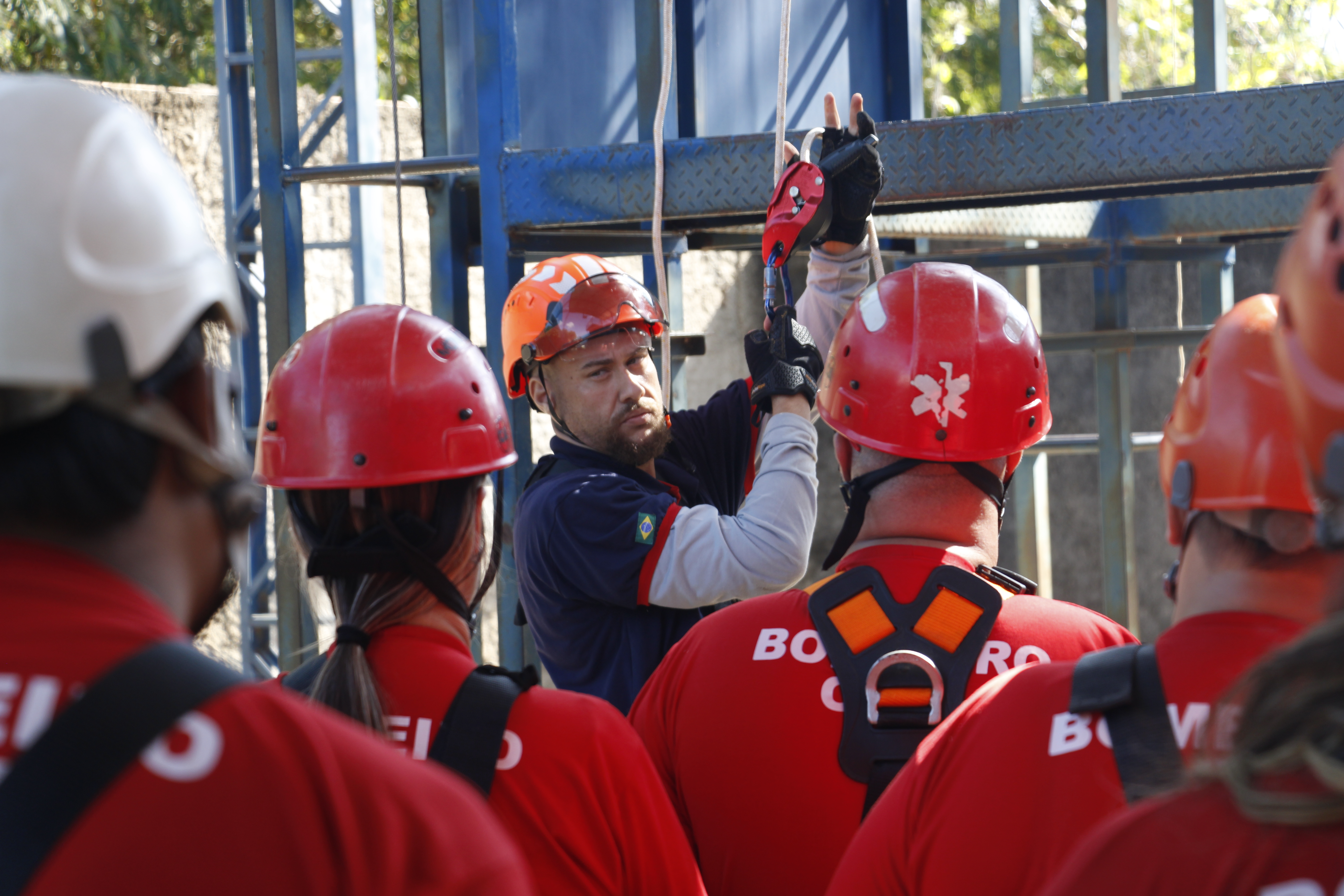 Instrutor conduzindo turma em treinamento de resgate